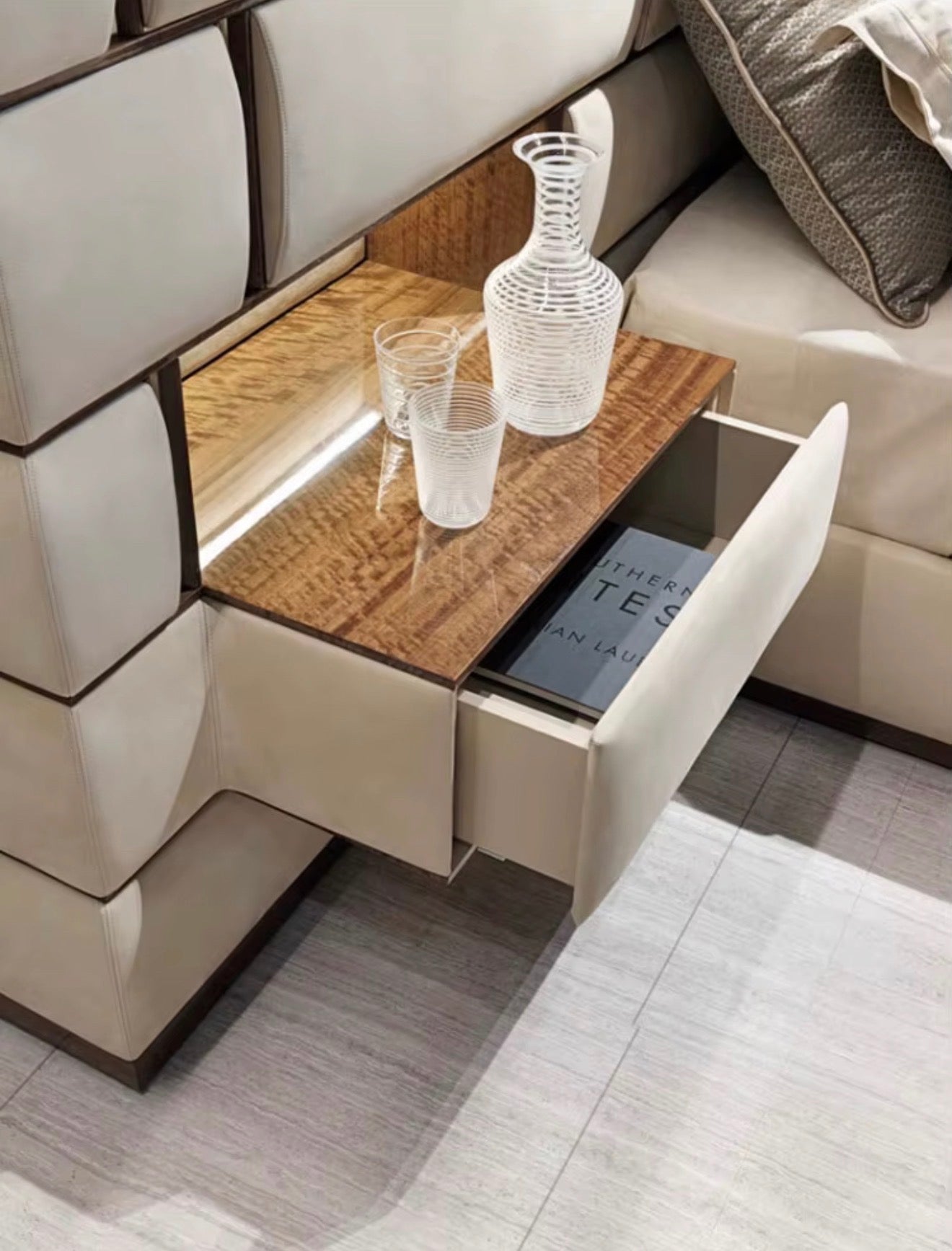 🛌 Casa Milano Trianon Royal Bed