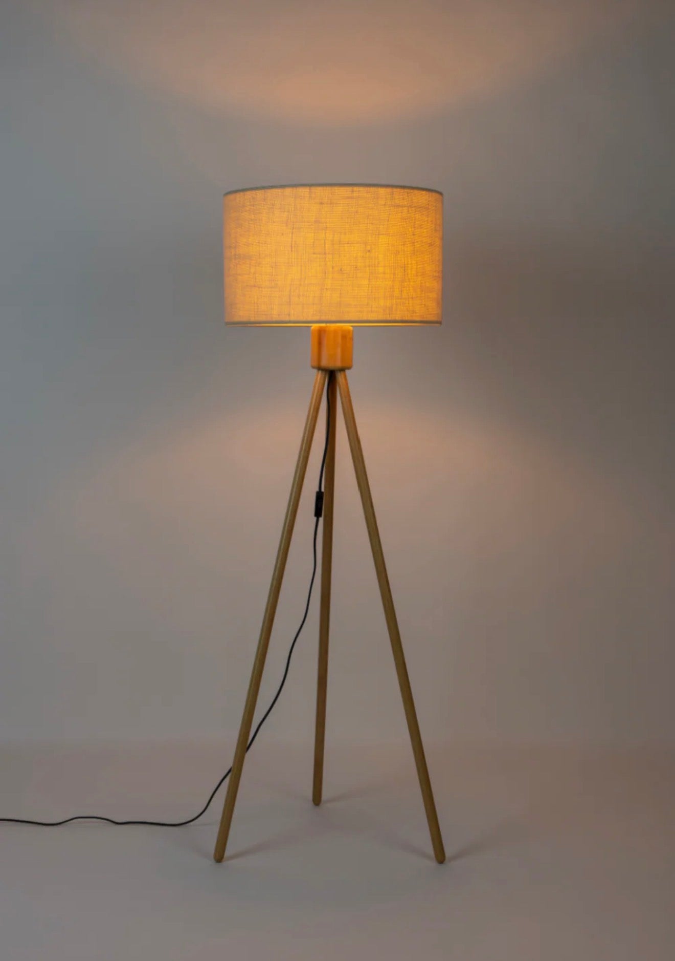 Casa Milano – Zuiver Fan Minimalist Tripod Floor Lamp